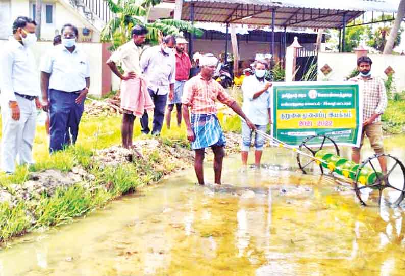 சீர்காழி அருகே செம்மங்குடி கிராமத்தில் எந்திரம் மூலம் குறுவை சாகுபடி பணி - வேளாண்மை இணை இயக்குனர் ஆய்வு