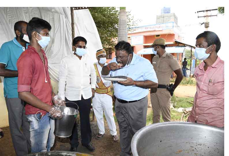 கொரோனா நோயாளிகளுக்கு வழங்கப்படும் உணவின் தரத்தை கலெக்டர் முரளிதரன் சாப்பிட்டு பார்த்து ஆய்வு செய்தார்.