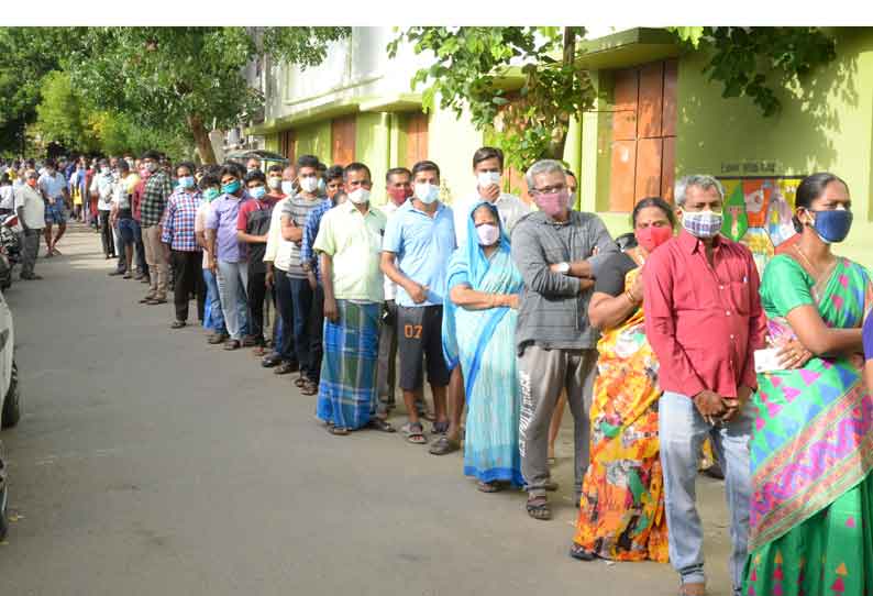 திருப்பூரில் தடுப்பூசி போட நீண்ட வரிசையில் காத்திருந்த பொதுமக்கள்