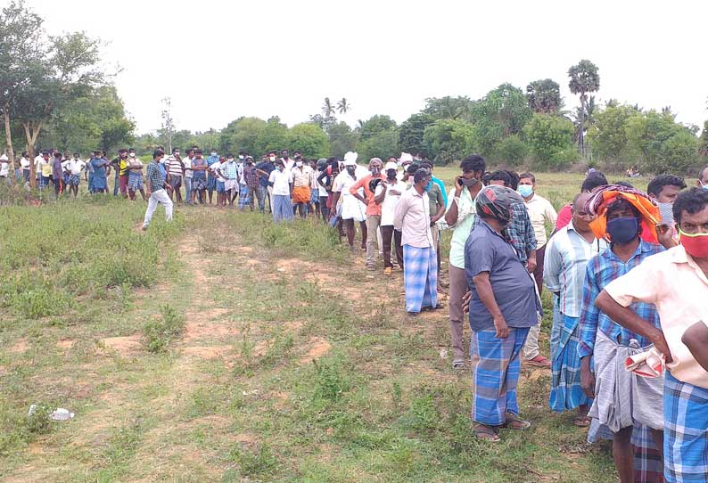 தர்மபுரி மாவட்ட எல்லையில் 4-வது நாளாக குவிந்த மதுப்பிரியர்களை படத்தில் காணலாம்