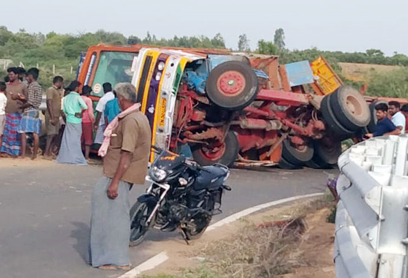 நெல் மூட்டைகள் ஏற்றிச்சென்ற லாரி கவிழ்ந்தது