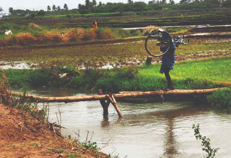 ஆபத்தான முறையில் மாவட்ட எல்லையைத்தாண்டும் மதுப் பிரியர்களின் சாகசப்பயணத்தால் உயிரிழப்புகள் ஏற்படும் அபாயம் உள்ளது.