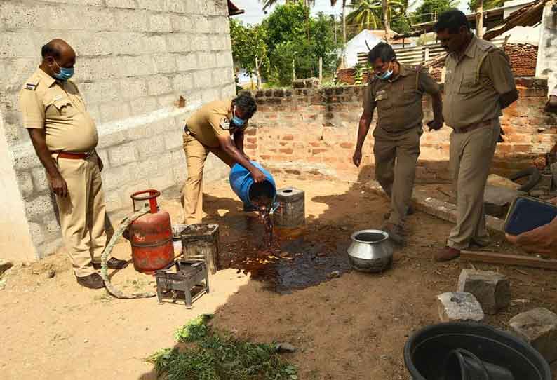 வீட்டில் சாராயம் காய்ச்சியவர் கைது