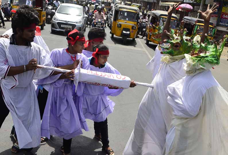 நடுரோட்டில் வாகன ஓட்டிகளை பீதிக்குள்ளாக்கிய கொரோனாவால் பரபரப்பு