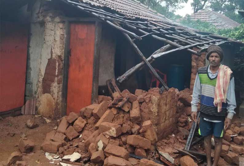 கொட்டிகே ஆராவில் வீடு இடிந்திருப்பதை படத்தில் காணலாம்.