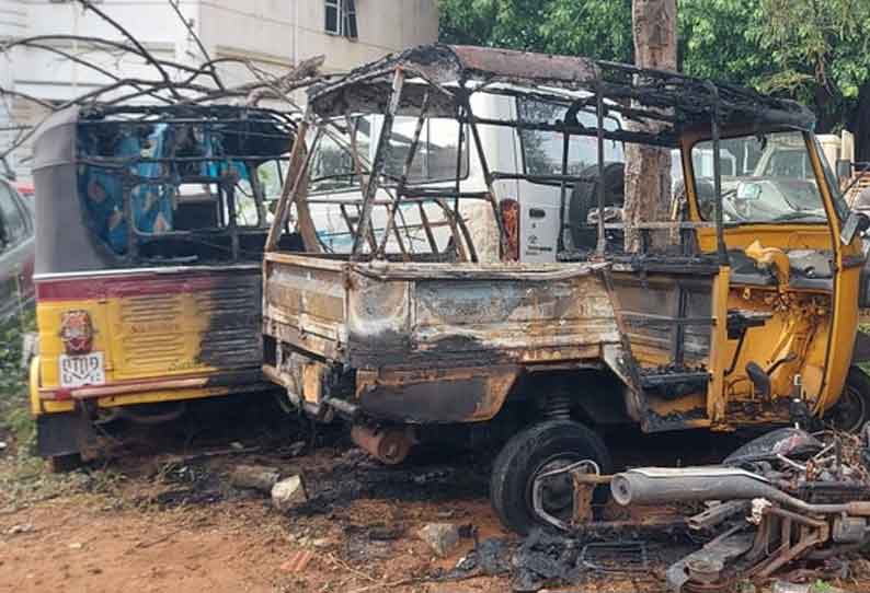 பறிமுதல் செய்யப்பட்ட வாகனங்கள் தீப்பிடித்து எரிந்ததால் பரபரப்பு