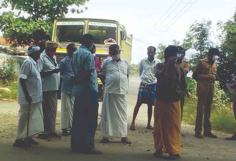 வேடப்பட்டியில் உள்ள கல் குவாரியில் அதிக சக்தி கொண்ட வெடிகளைப் பயன்படுத்துவதால் வீடுகள் சேதமடைவதாகக் கூறி, லாரிகளை சிறைபிடித்து பொதுமக்கள்