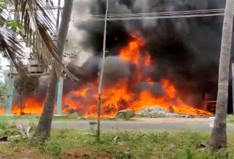 காரிமங்கலம் அருகே மெத்தை தயாரிக்கும் தொழிற்சாலையில் பயங்கர தீ