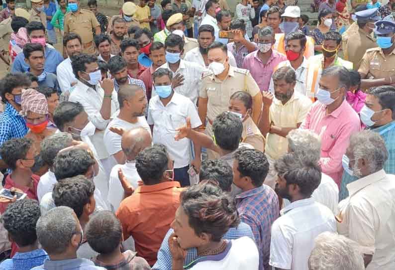 பரங்கிப்பேட்டை அருகே கோவில் மண்டபத்தை இடிக்க எதிர்ப்பு தெரிவித்து கிராம மக்கள் சாலை மறியல்