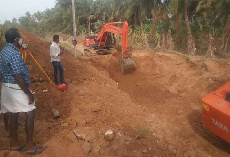 திசையன்விளை அருகே வெள்ளநீர் கால்வாய் அமைக்கும் பணி தீவிரம்