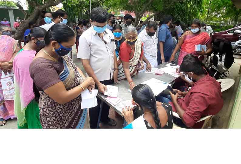 ஆண்டிப்பட்டியில் கொரோனா தடுப்பூசி போட குவிந்த பொதுமக்கள் சமூக இடைவெளி கடைபிடிக்காததால் நோய் பரவும் அபாயம்