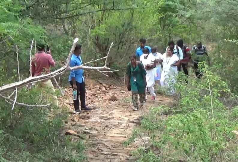 சாலை வசதி இல்லாததால் 7 கிலோ மீட்டர் நடந்து சென்று பொதுமக்களுக்கு சிகிச்சை அளிக்கும் மருத்துவ குழுவினர்