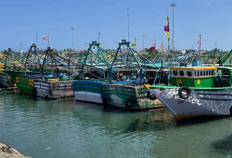 குமரி விசைப்படகு மீனவர்கள்  இன்று கடலுக்கு செல்கிறார்கள்