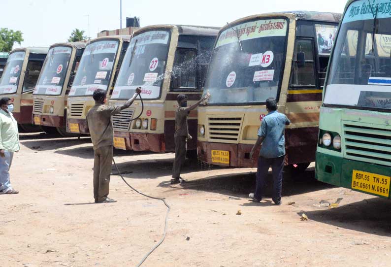 பணிமனையில் பஸ்கள் பராமரிப்பு பணிகள் தீவிரம்