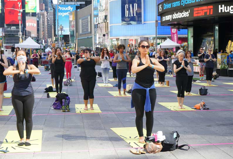 சர்வதேச யோகா தினம்: நியூயார்க் டைம்ஸ் சதுக்கத்தில் 3 ஆயிரத்துக்கும் மேற்பட்டோர் பங்கேற்பு 202106210526219249_Yoga-Solstice-in-Times-Square-in-New-York_SECVPF