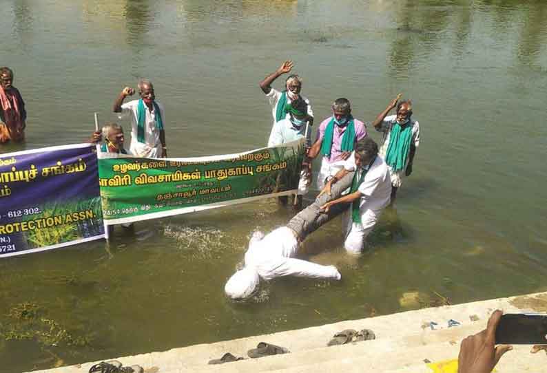 மேகதாதுவில் அணை கட்டுவதற்கு எதிர்ப்பு: எடியூரப்பா உருவ பொம்மையை ஆற்றில் மூழ்கடித்து விவசாயிகள் ஆர்ப்பாட்டம் கும்பகோணத்தில் நடந்தது