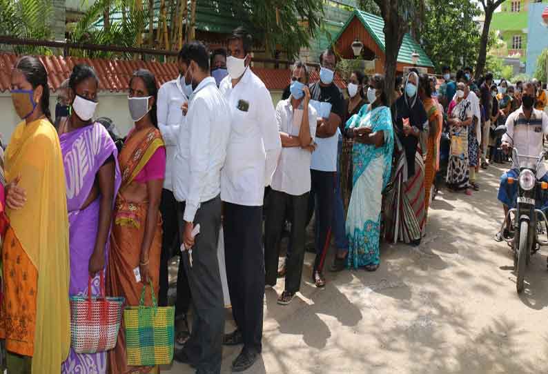 நெல்லையில் கொரோனா தடுப்பூசி போட அலைமோதிய மக்கள் கூட்டம்