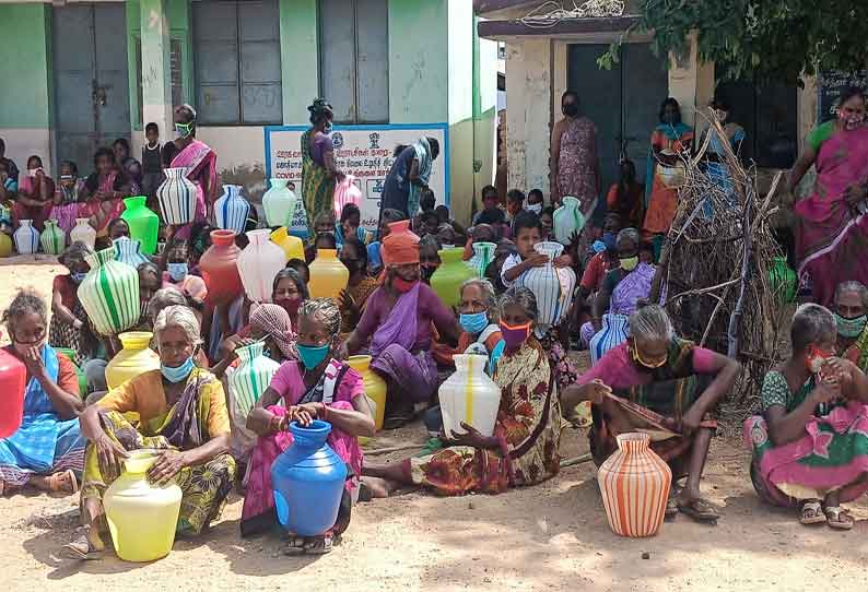 கங்கைகொண்டான் அருகே குடிநீர் கேட்டு காலிக்குடங்களுடன் பெண்கள் தர்ணா