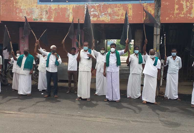 மேகதாதுவில் அணைக்கட்டுவதற்கு எதிர்ப்பு கருப்பு கொடி ஏந்தி விவசாயிகள் ஆர்ப்பாட்டம்