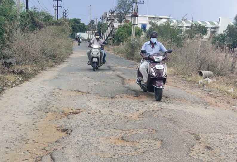 திருப்பூர் மணியக்காரம் பாளையத்தில் குண்டும், குழியுமான சாலையால் வாகன ஓட்டிகள் அவதி அடைந்து வருகிறார்கள்