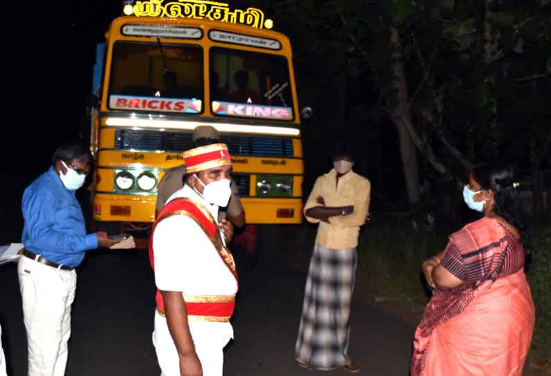 மண் கடத்தி கலெக்டரிடம் பிடிபட்ட லாரி டிரைவர், கிளீனர் கைது