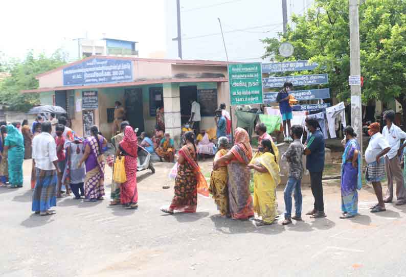 சேலம் ரேஷன்கடைகளில் கொரோனா நிவாரண நிதி வாங்க திரண்ட பொதுமக்களால் பரபரப்பு