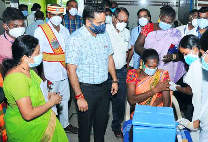 மாற்றுத்திறனாளிகள் வீடுகளுக்கு சென்று கொரோனா தடுப்பூசி போடும் பணி