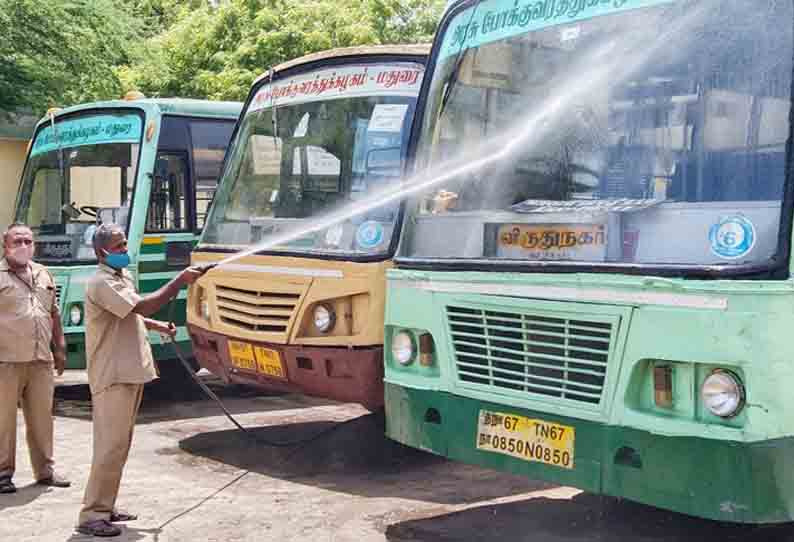 அரசு பஸ்களை தூய்மைப்படுத்தும் பணி