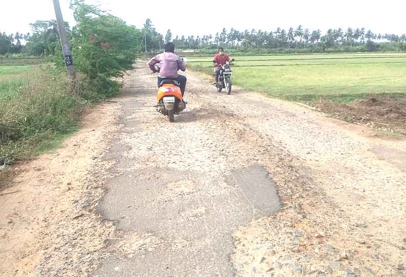 குண்டும், குழியுமான சாலை