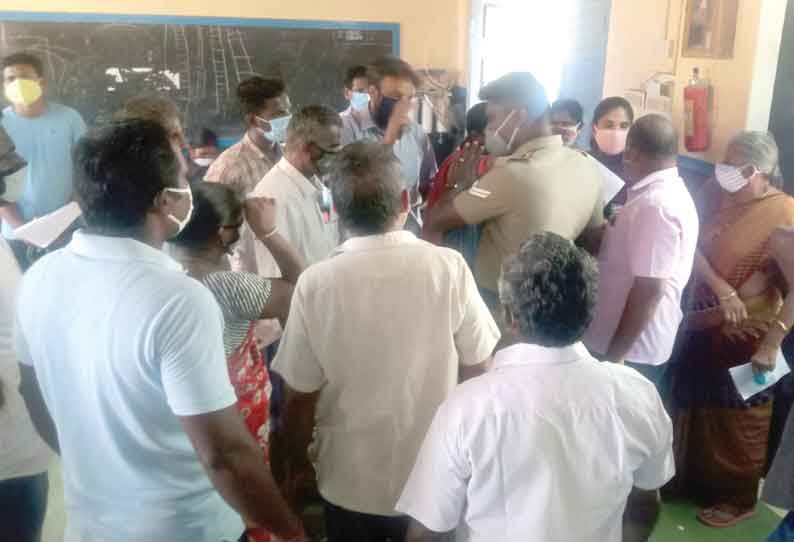 தடுப்பூசிக்கு முறையான டோக்கன் வழங்காததை கண்டித்து முற்றுகை