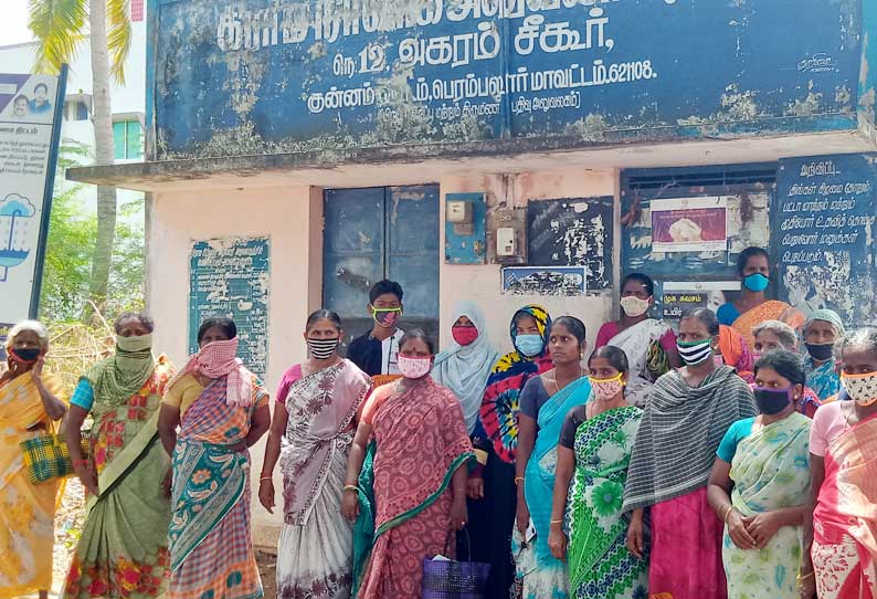 கொரோனா நிவாரண பொருட்கள் வழங்கக்கோரி கிராம நிர்வாக அலுவலகம் முற்றுகை