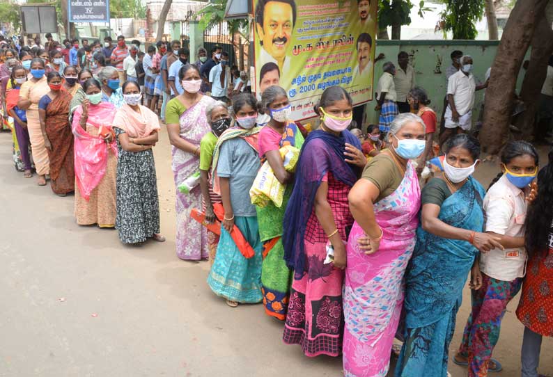 ரேஷன் கடைகளில் நிவாரண பொருட்கள் வாங்க குவிந்த பொதுமக்கள்