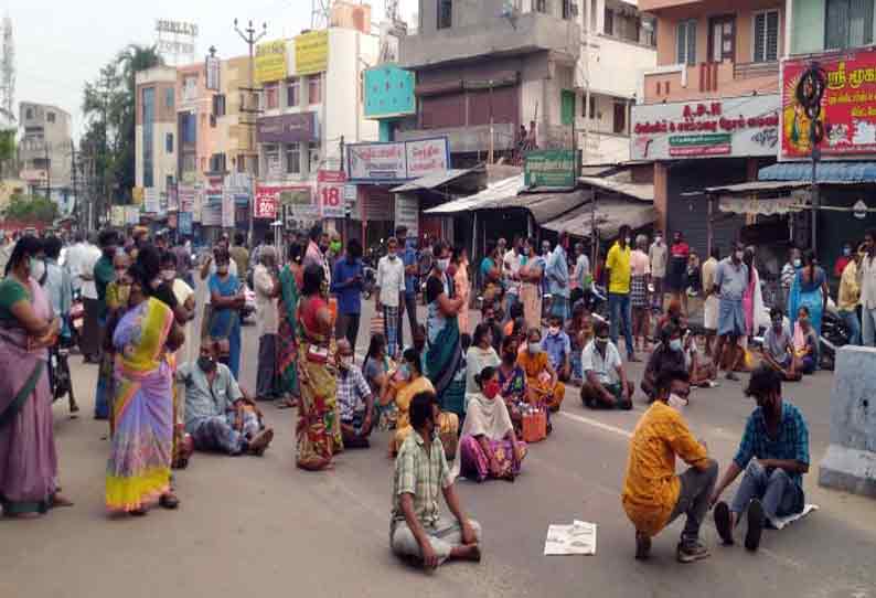 ஈரோட்டில் கொரோனா தடுப்பூசி மையம் முன்பு பொதுமக்கள் திடீர் சாலைமறியல்; முறையான அறிவிப்பு இல்லை எனக்கூறி போராட்டம்