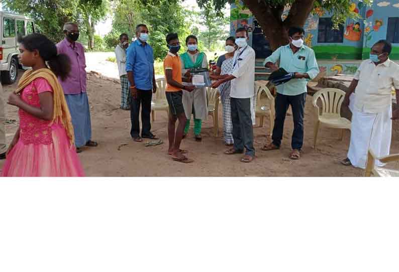 கூடலூர் அருகே  பழங்குடியின மக்களுக்கு நலத்திட்ட உதவிகள் ஆர்.டி.ஓ. வழங்கினார்