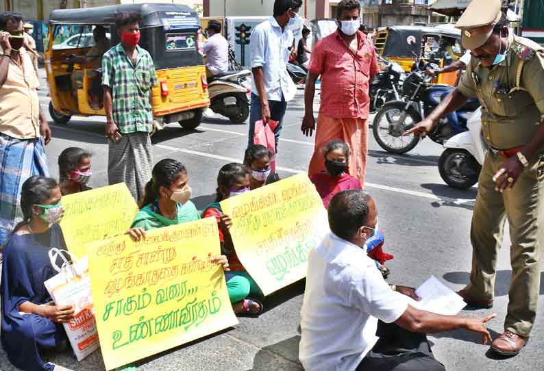 சாதிச்சான்று இல்லாததால் சேர்க்கைக்கு மறுப்பு: பள்ளி மாணவிகள் சாலை மறியல் விழுப்புரத்தில் பரபரப்பு