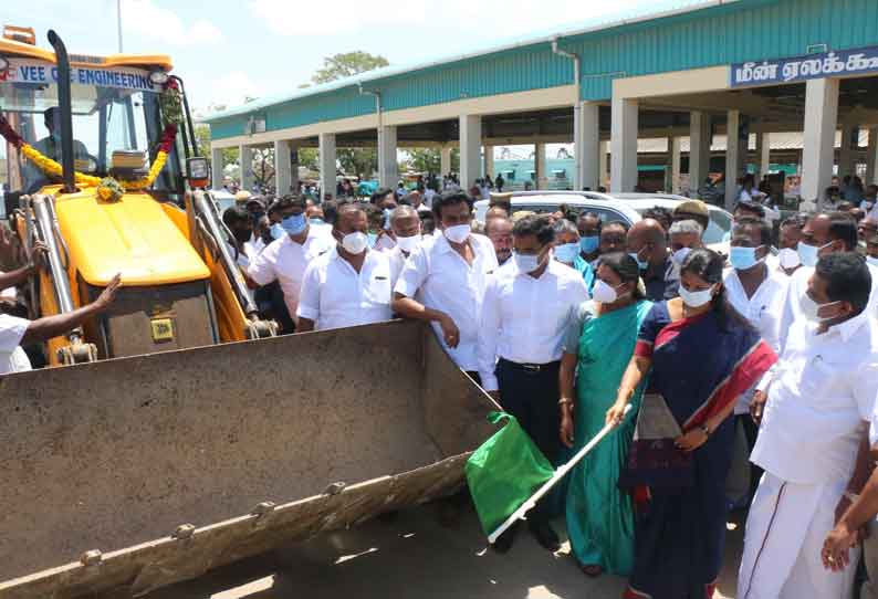 தூத்துக்குடி மீன்பிடி துறைமுகத்தில் ரூ.25 கோடியில் கட்டுமான பணிகள்; கனிமொழி எம்.பி. தொடங்கி வைத்தார்