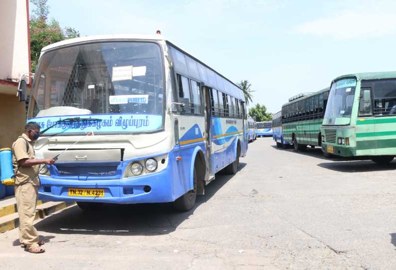 ஊரடங்கு உத்தரவில் தளர்வு: அரசு பஸ்களை சுத்தம் செய்யும் பணி தீவிரம்