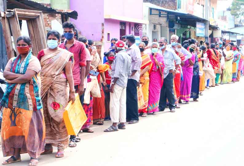 நீண்ட வரிசையில் காத்திருந்த பொதுமக்கள்