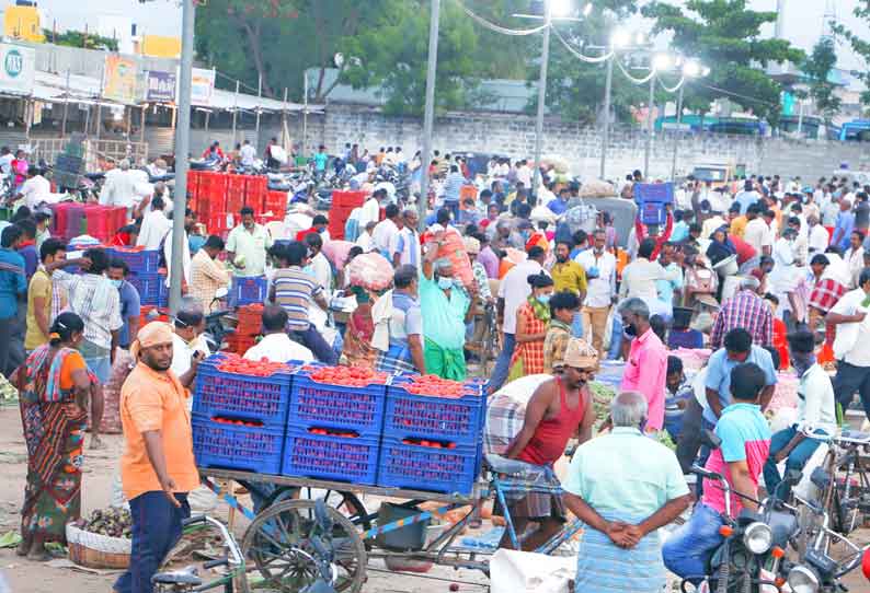 சமூக இடைவெளியை மறந்த பொதுமக்கள்