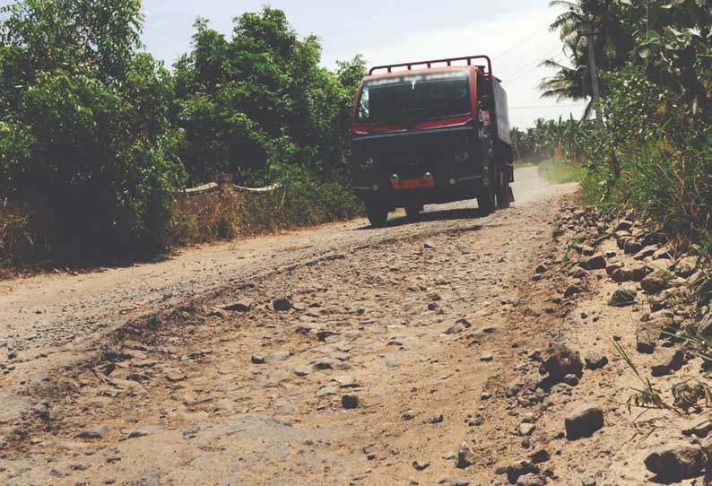 மடத்துக்குளம் அருகே குண்டும் குழியுமாக உள்ள சாலைகளால் வாகன ஓட்டிகள் அவதிப்பட்டு வரும் நிலையில் விரைவில் சீரமைக்க வேண்டும் என்று பொதுமக்கள் கோரிக்கை விடுத்துள்ளனர்.