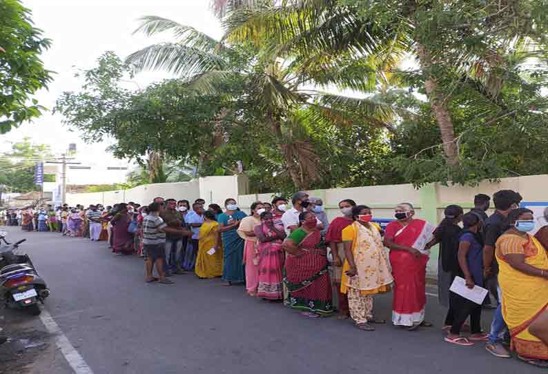 புஞ்சைபுளியம்பட்டியில் கொரோனா தடுப்பூசி போட  நீண்ட வரிசையில் நின்ற பொதுமக்கள்; அதிகாரிகளிடம் தூய்மை பணியாளர்கள் வாக்குவாதத்தில் ஈடுபட்டதால் பரபரப்பு