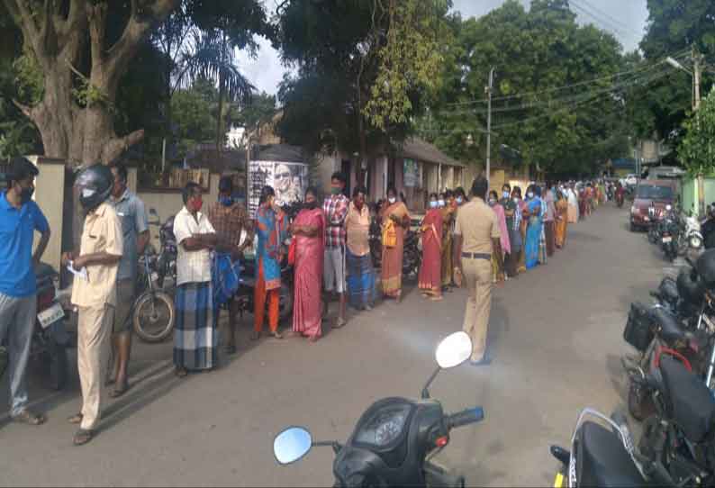 கிணத்துக்கடவில் தடுப்பூசி போட நீண்ட வரிசையில் காத்திருந்த பொதுமக்கள்