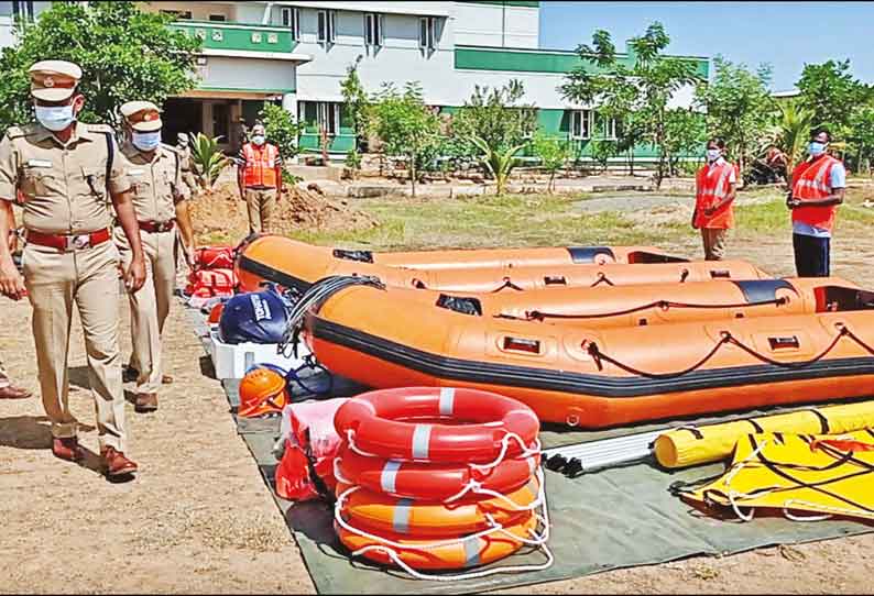 திருவாரூர் ஆயுதப்படை மைதானத்தில் பேரிடர் கால உபகரணங்களை போலீஸ் சூப்பிரண்டு ஆய்வு