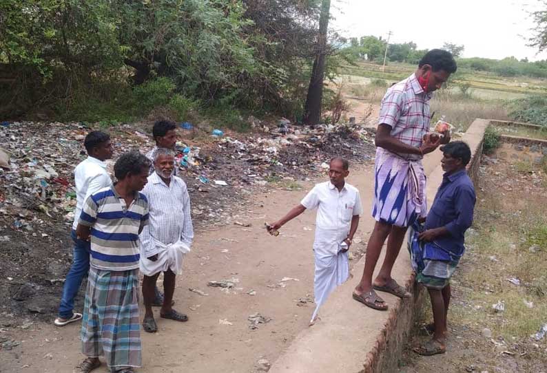 மூங்கில்துறைப்பட்டு அருகே மதுபாட்டில்களை பதுக்கி வைத்து கூடுதல் விலைக்கு விற்பனை