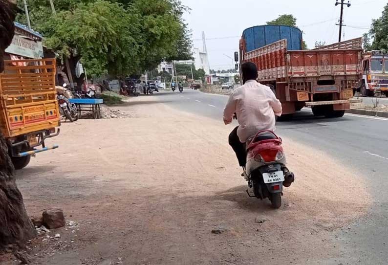 உடுமலையில், தேசிய நெடுஞ்சாலையில் மண் குவியல் இருப்பதால் இருசக்கரவாகன ஓட்டுனர்கள் அவதிக்குள்ளாகி வருகின்றனர்.