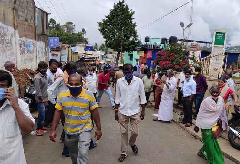 மார்க்கெட் கடைகளை திறக்க அனுமதி கேட்டு சாலையில் திரண்ட வியாபாரிகள்