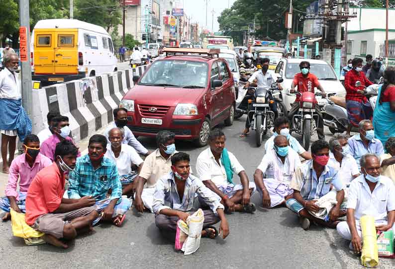 எள்ளுக்கு குறைந்தபட்ச விலை நிர்ணயம் செய்ததை கண்டித்து ஒழுங்குமுறை விற்பனைக்கூடம் முன்பு விவசாயிகள் சாலை மறியல்