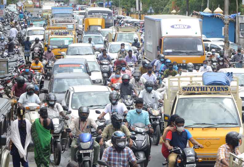 ஊரடங்கு தளர்வின் காரணமாக மீண்டும் இயல்பு நிலைக்கு திருப்பூர் திரும்பியதால் மாநகரில் போக்குவரத்து நெரிசல் ஏற்பட்டது.