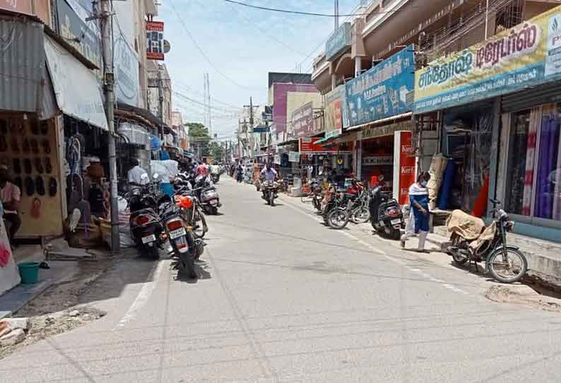 உடுமலையில், ஊரடங்கில் தளர்வுகளால் கடைகள் திறக்கப்பட்டன.