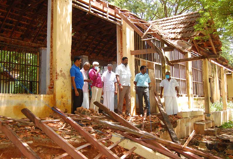 மழையில் சேதமடைந்த பள்ளிக்கூடத்தில் கிருஷ்ணமுரளி எம்.எல்.ஏ. ஆய்வு